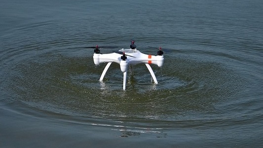 Квадрокоптер, способный взлетать из-под воды