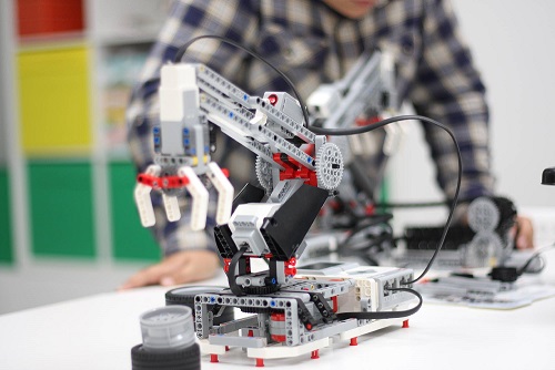 Образовательные решения LEGO EDUCATION помогают школьникам создавать новые бизнес-проекты