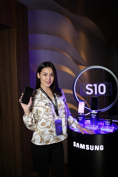 Samsung показала Galaxy S10 в Казахстане до старта продаж