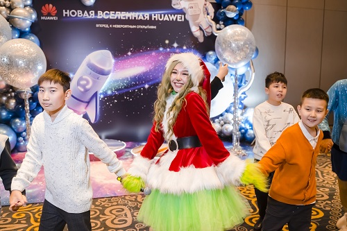 Волшебство от Huawei: в Астане прошла необычная новогодняя елка для детей