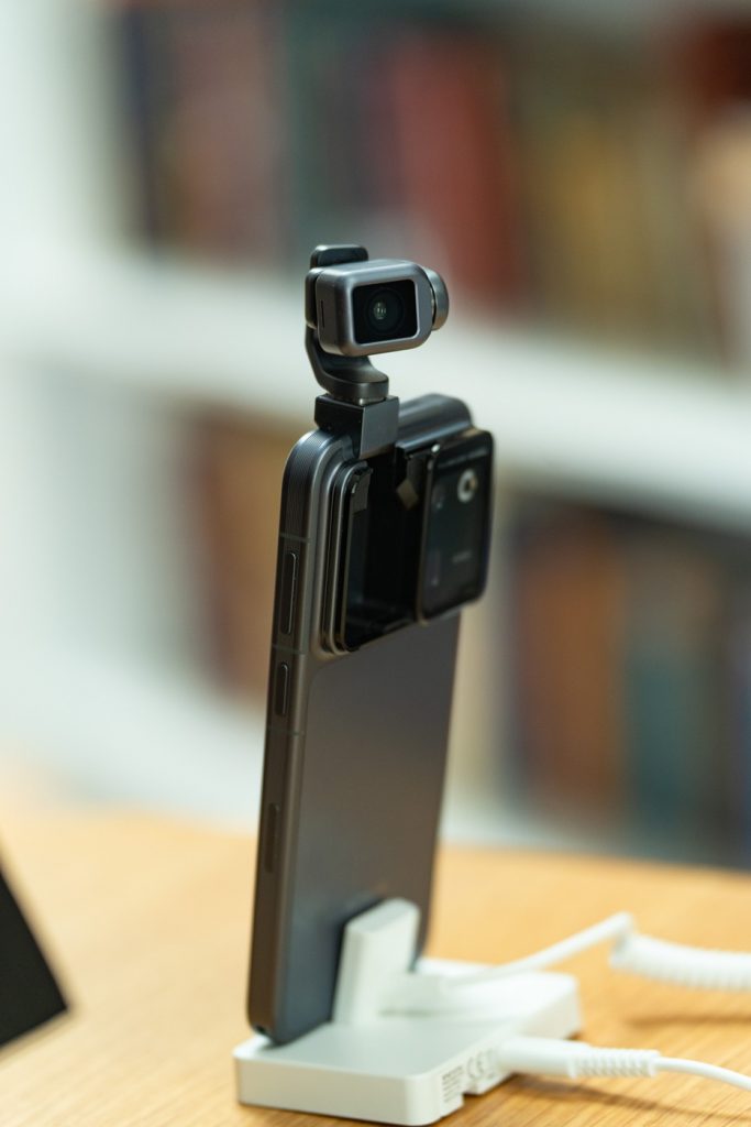 HONOR впервые представил в Казахстане Robot Phone — смартфон с роботизированной камерой и воплощенным ИИ