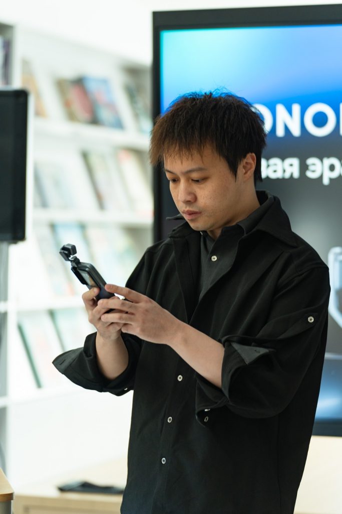 HONOR впервые представил в Казахстане Robot Phone — смартфон с роботизированной камерой и воплощенным ИИ