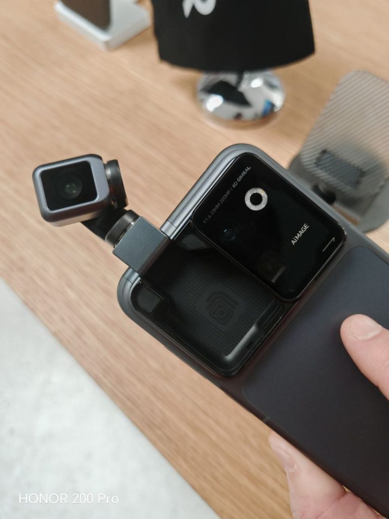 HONOR впервые представил в Казахстане Robot Phone — смартфон с роботизированной камерой и воплощенным ИИ